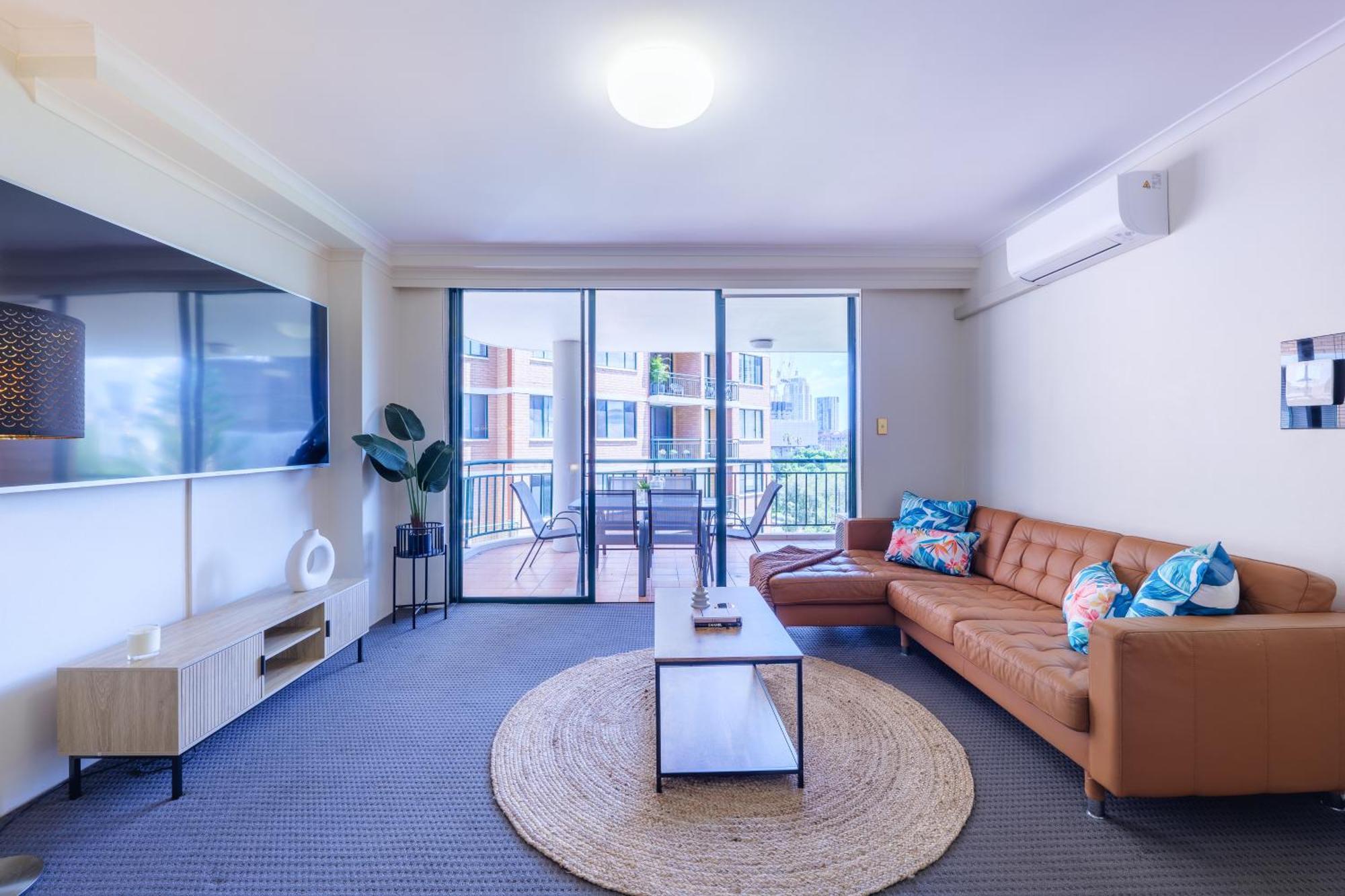 5mins Walk To 2 Bedroom Parking Pool Sydney