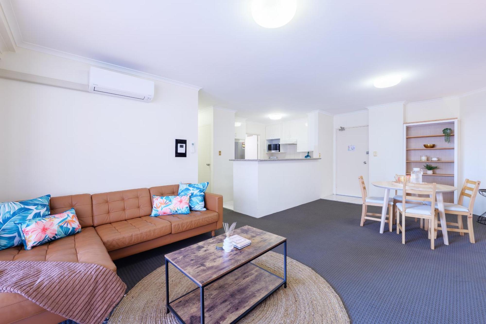 5mins Walk To 2 Bedroom Parking Pool * Sydney