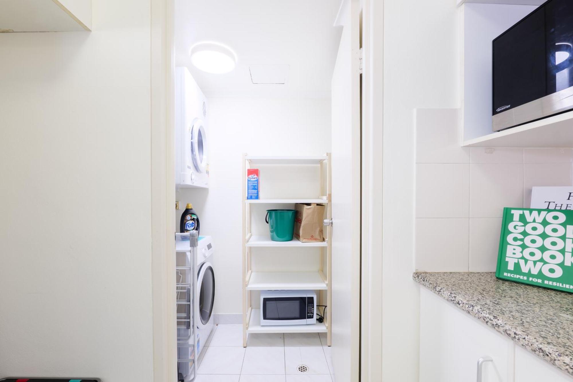 5mins Walk To 2 Bedroom Parking Pool Apartment Sydney
