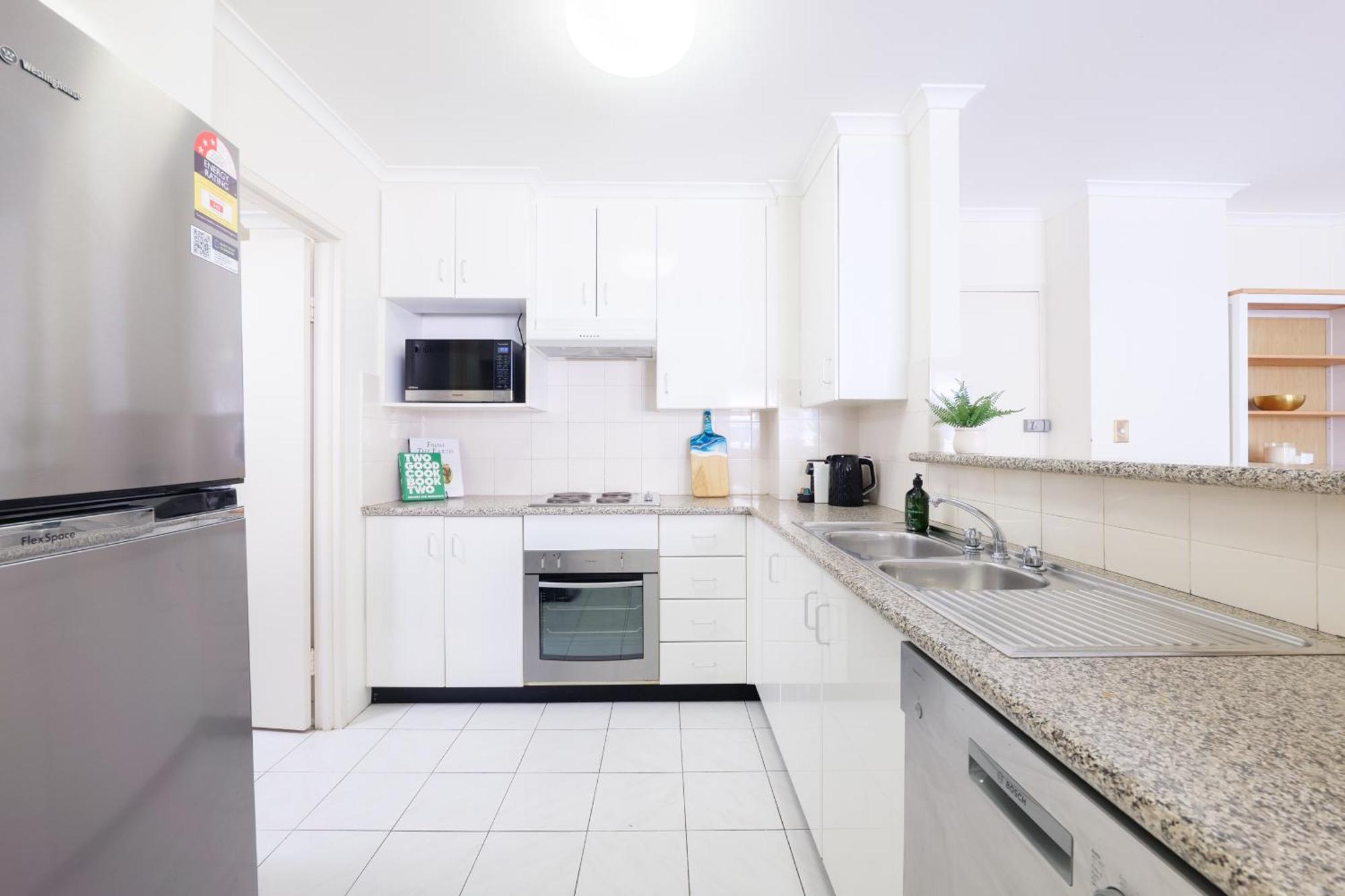 5mins Walk To 2 Bedroom Parking Pool * Sydney