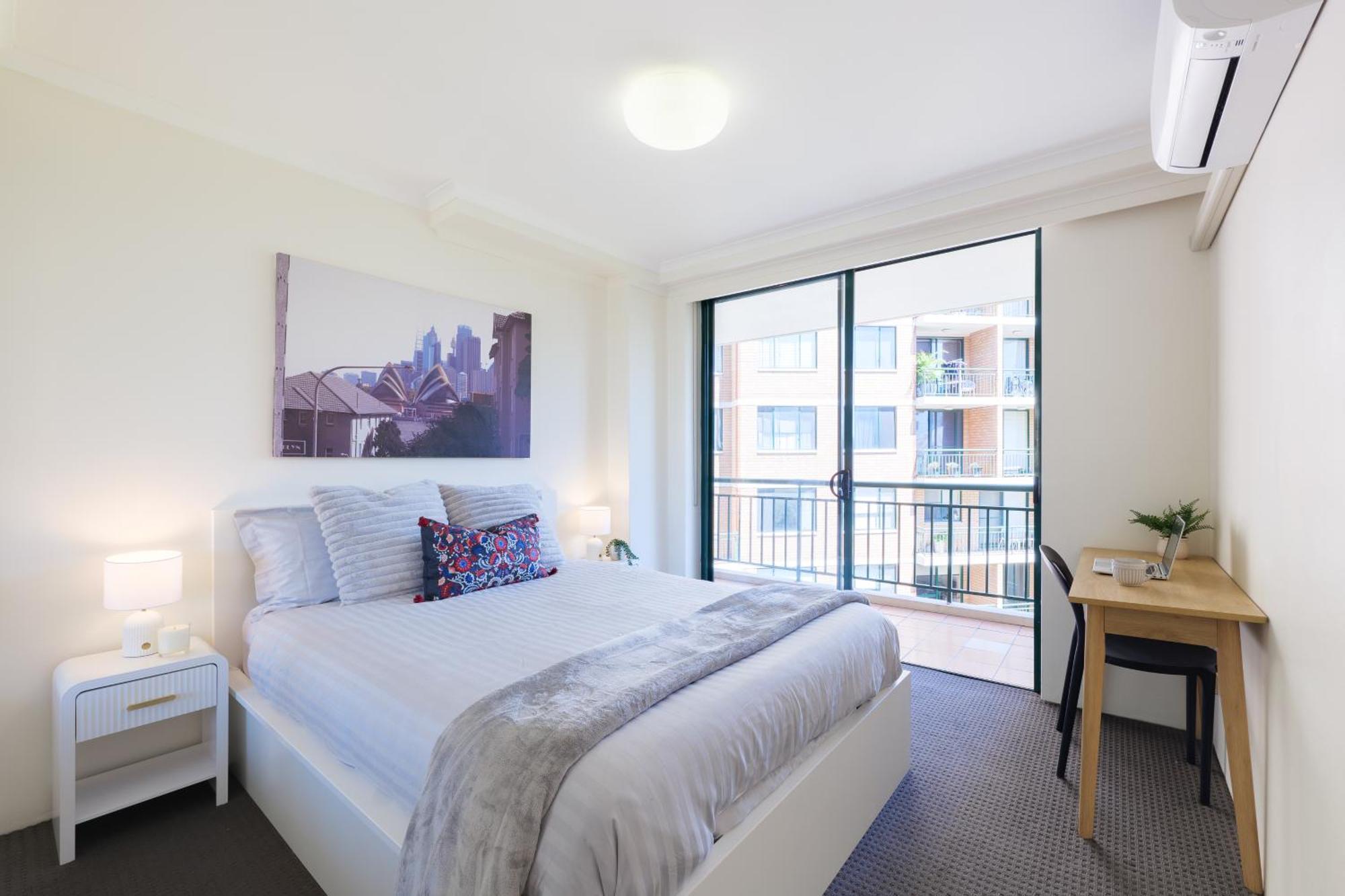 5mins Walk To 2 Bedroom Parking Pool Apartment Sydney