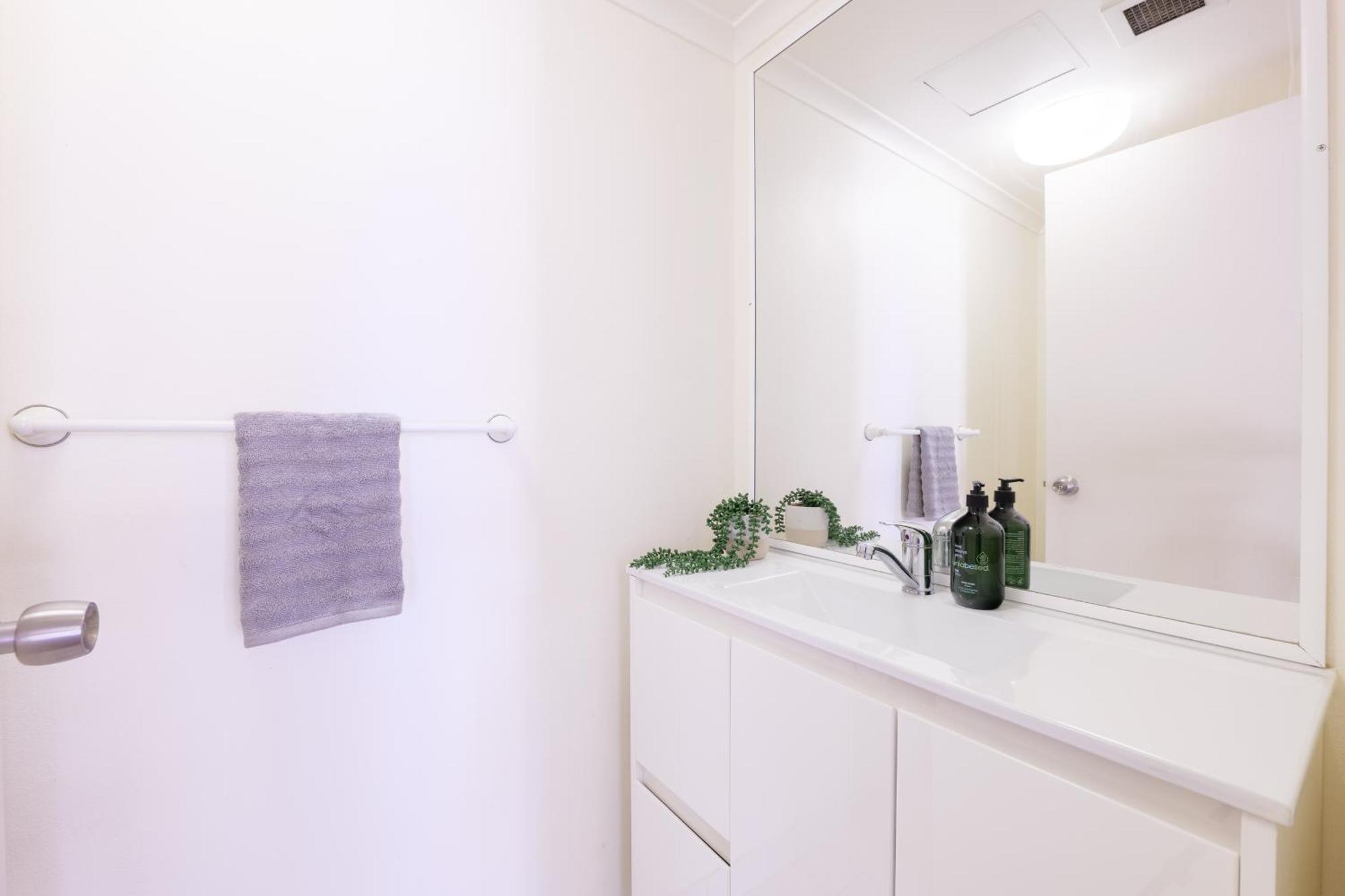 Apartment 5mins Walk To 2 Bedroom Parking Pool Sydney