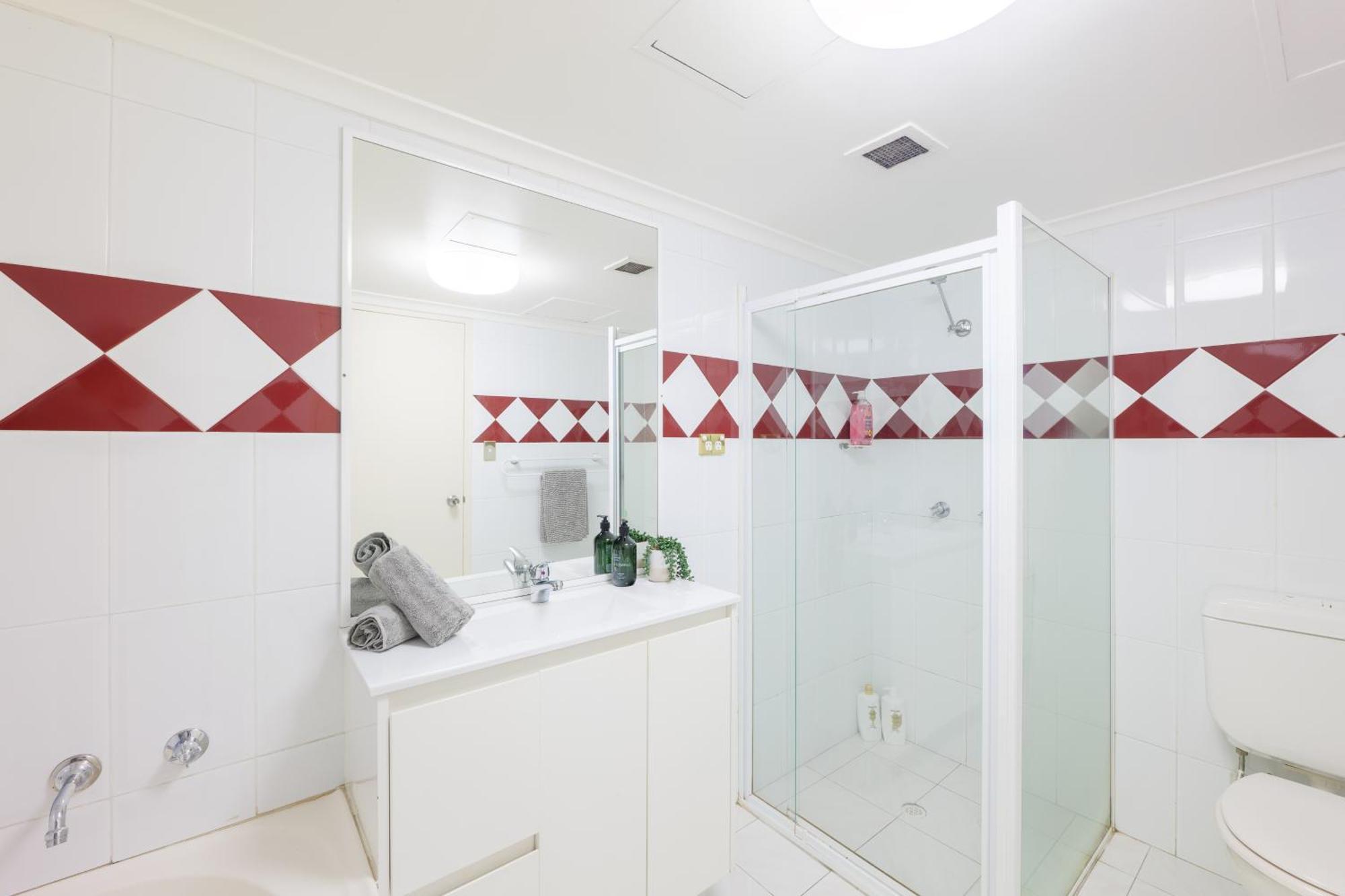 5mins Walk To 2 Bedroom Parking Pool