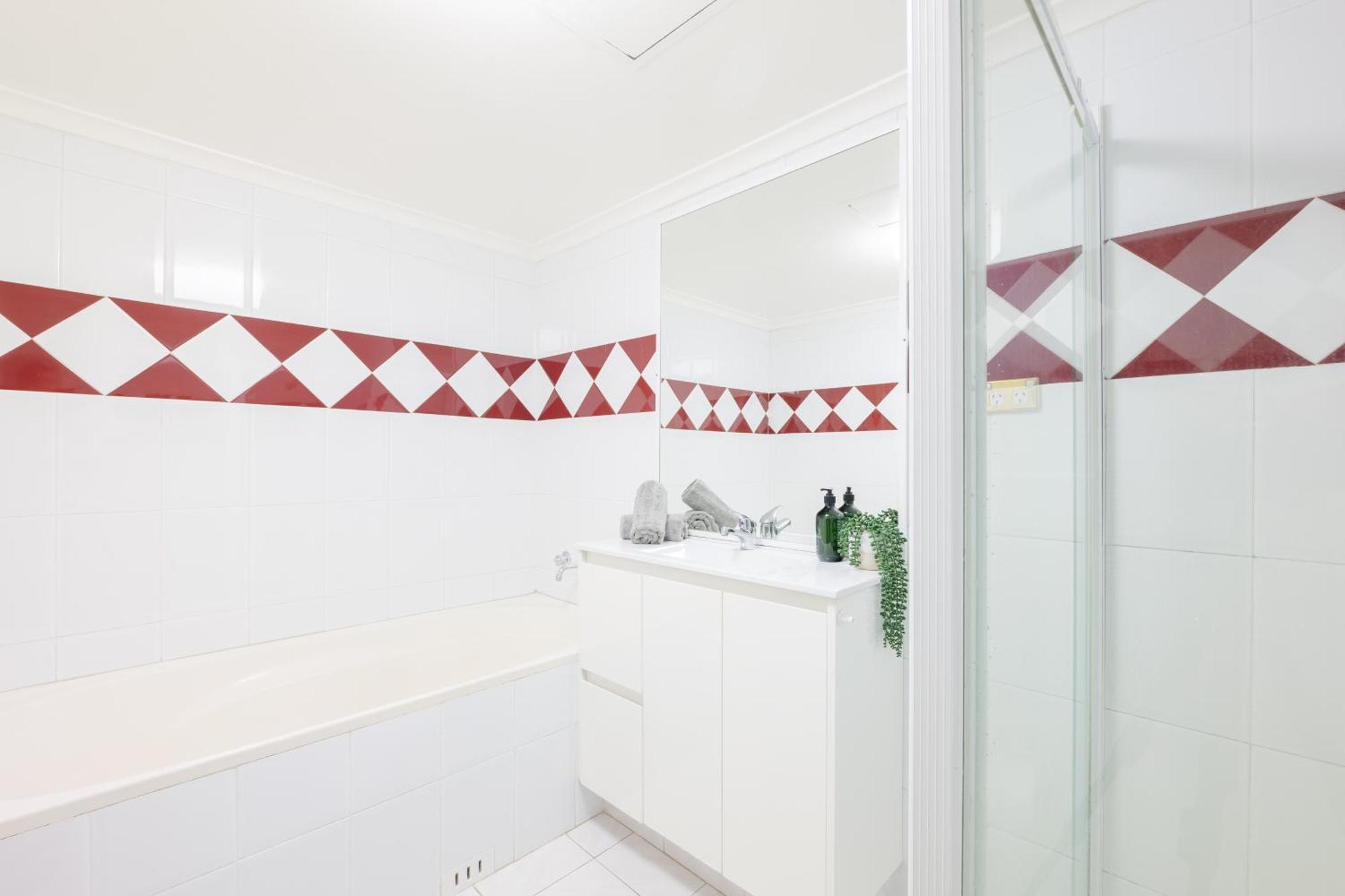 Apartment 5mins Walk To 2 Bedroom Parking Pool *