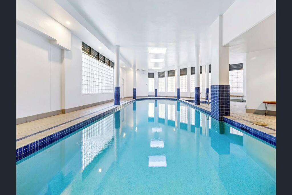 Apartment 5mins Walk To 2 Bedroom Parking Pool Sydney