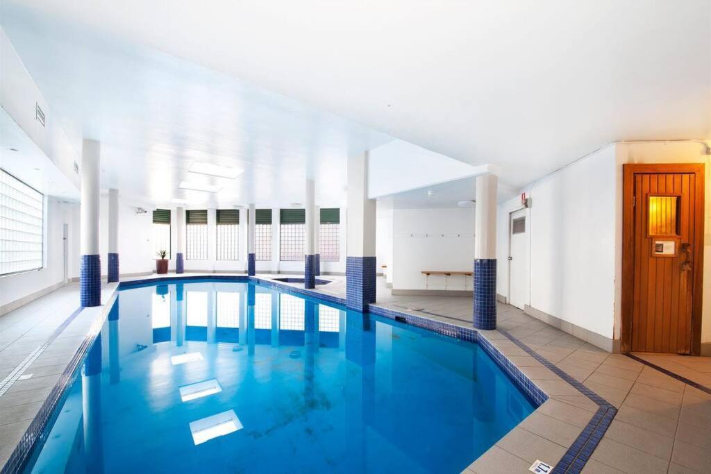 5mins Walk To 2 Bedroom Parking Pool Apartment Sydney