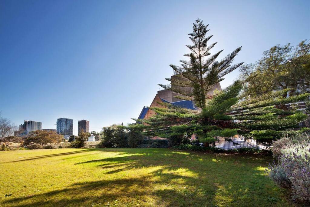5mins Walk To 2 Bedroom Parking Pool Sydney